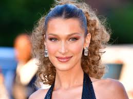 Isabella khair hadid was born in washington, d.c. Bella Hadid Just Chopped Her Hair Into The Perfect Bob For Fall Glamour