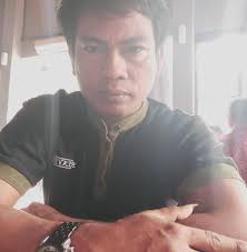 Viral di sulut,,,,seorang MENANTU pada saat live di sosmed tiba-tiba  kedatangan ibu MERTUA yang katanya datang ingin melihat ANAK dan CUCUnya  dan sontak si MENANTU mengusir bahkan memaki sang mertua akibat sakit