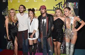 Miley cyrus, billy ray cyrus and noah cyrus at the 2013 teen choice awards at gibson amphitheatre on august 11, 2013 in universal city, california. Miley Cyrus And Cody Simpson Attended Her Brother S Wedding What Does Her Family Think Of Him