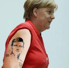 Toni kroos zeigt seine tattoos | stern tv. Angela Merkel Hat Sich Toni Kroos Tattoo Stechen Lassen Welt
