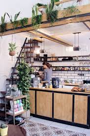 The Greens Besonderer Coffee Spot Im Urban Jungle Cafe Interieur Cafe Dekoration Und Restaurant Design