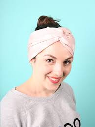 So klappt das perfekte haarstyling mit dem tuch. Auf Tuchfuhlung Coole Arten Ein Kopftuch Zu Binden 1 Style Der Headwrap Stylight
