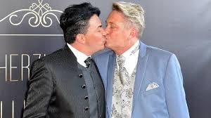 persona capace solo di mangiare, che non svolge alcuna attività utile ▶◀ mangione, sbafatore. Aus Mangiapane Wird Fella Matthias Und Hubert Haben Geheiratet