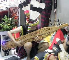 Berikut beberapa alat musik tradisional dari suku dayak yang berada di pulau kalimantan. Sape Alat Musik Tradisional Suku Dayak Steemit
