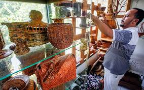Wayang golek merupakan pementasan sandiwara boneka kayu dan dimainkan oleh seorang sutradara dan juga pengisi suara. Perajin Di Bogor Membuat Kerajinan Dari Bahan Koran Bekas Bisnis Com