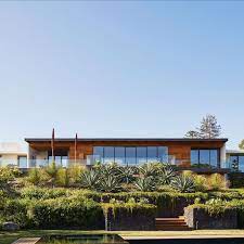 Jennifer Aniston S House Flipping Project In 2020 Flipping Houses Celebrity Houses Old Mansions