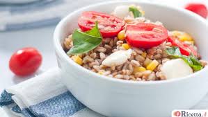 Primi piatti insalata di farro e orzo estiva l'insalata di farro e orzo estiva è un'idea fresca e leggera per preparare questi due cereali ricchi di fibre e poveri di grassi. Come Cucinare Il Farro Ricetta It
