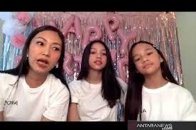 Elina penyanyi suasana hari raya. Cara Nola Be3 Jaga Mood Anak Selama Pandemi Virus Corona Antara News