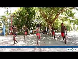 Selain itu juga indonesia berada diantara 2 benua, negara ini dilintasi oleh garis khatulistiwa. Idenesia Melestarikan Tarian Cakalele Youtube