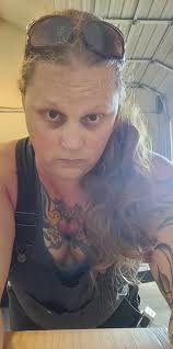 Hi everyone, I'm a single woman looking for a genuine romantic  relationship. My friends say I'm the "atmosphere maker"—whether it's a  dinner party or a trip, I never let the conversation die