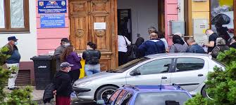 Denumirea institutiei directia pentru evidenta persoanelor si administrarea bazelor de date. Cozi Imense La EvidenÈa Persoanelor Lugoj DupÄ Ce A Revenit La Vechiul Program Se StÄ La Rand Pentru Depunerea Èi Ridicarea De Acte RedeÈteptarea