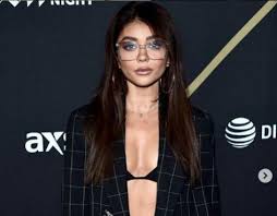 Sarah jane hyland is an american actress and singer. Sarah Hyland Poses In Barely There Swimwear Actress Defiantly Fighting Health Issues Ibtimes India