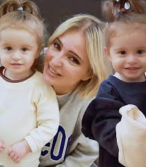 👨‍👧‍🩷 𝐂𝐋𝐀𝐑𝐈𝐓𝐀 𝐄 𝐈𝐋 𝐒𝐔𝐎 𝐍𝐎𝐍𝐍𝐎 𝐅𝐑𝐀𝐍𝐂𝐄𝐒𝐂𝐎  𝐌𝐎𝐒𝐄𝐑 🥰 Un abbraccio pieno di dolcezza tra generazioni: il nonno  Francesco Moser con la piccola Clarita, tenera e sorridente tra le sue  braccia. 💞