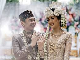 Untuk pakaian adat sunda bagi para pria kaum bangsawan ini biasanya mengenakan setelan jas yang berbahan bludru berwarna hitam. 45 Pakaian Adat Sunda