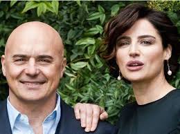 Последние твиты от stefano bollani (@stefanobollani). Il Gioco Delle Coppie Da Zingaretti Ranieri A Amadeus Civitillo Van Di Moda Marito E Moglie In Tv Sperando In Blasi Totti Un Giorno Corriere It