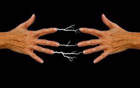 Por Que A Veces Nos Da Toques Electricos Cuando Tocamos A Otra Persona Como Funciona Todo