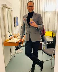 Mal subtil und mal mitten auf die zwölf. Comedian Kurt Kromer Spricht Offen Uber Seine Depressionen Promiflash De