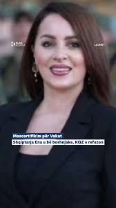 Automjeti u përfshi nga flakët pranë një universiteti, ndërsa zjarrfikësit  janë në vend të ngjarjes.