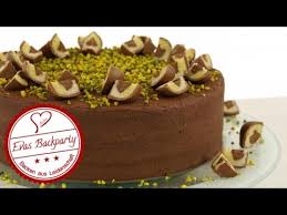 Kuchen backen muss nicht kompliziert und zeitaufwändig sein, es geht auch schnell und ohne großen aufwand. Mozarttorte Mit Marzipan Nougat Und Pistazien Schokolade Festlich Backen Mit Evas Backparty Youtube