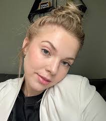 Marissa Naylor's Instagram, Twitter & Facebook