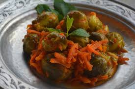 1 paket brüksel lahanası1 tane orta boy soğan1 büyük boy patates1 büyük boy havuç9 diş sarımsak5 yemek kaşığı zeytinyağı1 yemek kaşığı salça1/2 (yarım) tatlı kaşığı tuz (damak tadınıza göre ayarlayabilirsiniz)2 su bardağı su1/2 (yarım). Yemek Yolculugumda Ogrendigim Her Sey Havuclu Bruksel Lahanasi