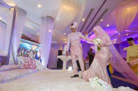 Mia dan izham tampak sepadan dan cukup bahagia bersama. Mia Izham Anggun Dalam Busana Tradisional