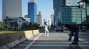 Check spelling or type a new query. Polisi Berfoto Di Tengah Jalan Raya Berbahaya Meski Sedang Sepi News Liputan6 Com