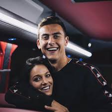 Por eso, dybala y oriana que además tuvieron coronavirus y se curaron hace poco en italia donde viven juntos hace algunos meses, decidieron participar y no dudaron en darse un beso similar al de televonelas siendo uno de los únicos que tuvo más éxito en las redes sociales. Paulo Dybala S Pop Star Girlfriend Oriana Sabatini Once Kissed A Model For Her Single And Is The Niece Of Tennis Ace Gabriela