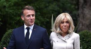 Emmanuel et Brigitte Macron cassent les codes : leur sortie nocturne en baskets fait réagir