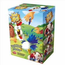 Juego de mesa gigante en la piscina. Juego El Pollo Loco