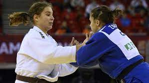 Nem világos azonban, hogy a németországban is élő özbas hogyan érte el, hogy a kislánynak német papírjai legyenek, amikor ehhez az édesanya hozzájárulása kell. Cselgancs