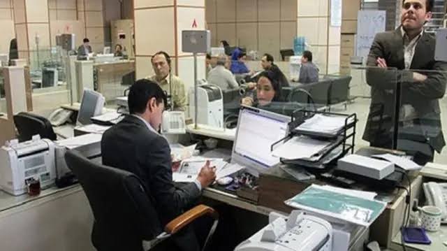 تغییر ساعت کاری ادارات در ایران؛ «بجای اینکه ساعت را بکشن جلو، کارمندان را  کشیدن عقب» - BBC News فارسی
