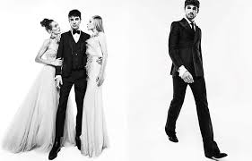 Habitualmente las lucen con toda la botonadura cerrada y una americana informal. Traje De Novio Para Boda Civil