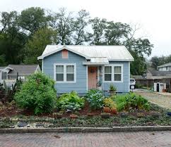 By connie oswald stofko cindy and peter loomis moved into their cottage district home 19 years ago without seeing the front of the house. Grassless Front Yard Derrickandmelisa
