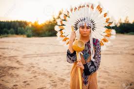 Sonntag spricht sie beim thementag „indianer nordamerikas von 10 bis 12 uhr mit den besuchern. Junge Indianerin Im Traditionellen Kostum Lizenzfreie Fotos Bilder Und Stock Fotografie Image 84210208