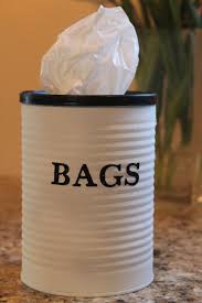 Une Boite A Cafe Recyclee En Distributeur De Sacs Boite A Cafe Astuce Rangement Trucs Et Astuces