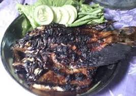 Bakar ikan di atas arang sampai setengah matang, kemudian oles rata badan ikan dengan minyak dari. Resep Gurame Kobong Bakar Arang Oleh Lophelyna Naiiyyaa Cookpad