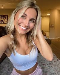 Julia Squires's Instagram, Twitter & Facebook