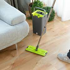 Les lingettes de recharge swiffer se fixent au balai swiffer pour attraper et retenir la saleté, les l'épaisseur des lingettes et leur motif particulier associés à leur action électrostatique permettent. Balai Serpilliere Double Action Tete Rotative A 360 Degres Avec Seau Essoreur Ebay