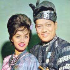 Dm a c bm7 bagai gadis beri senyuman. Malam Bulan Di Pagar Bintang P Ramlee Saloma Lyrics Song Meanings Videos Full Albums Bios