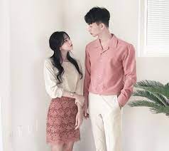 Dress ini terdiri dari atasan berwarna hitam dan rok kembang berwarna merah jambu. Korean Couple Fashion Official Korean Fashion Gaya Model Pakaian Model Pakaian Gaya Model Pakaian Korea