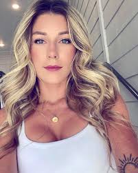 Alana Lee's Instagram, Twitter & Facebook