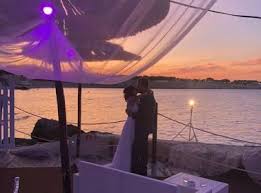 Indossate un bel paio di sandali gioiello e adornate la sposa con una collana di fiori: Il Matrimonio Al Tramonto Lemienozze It