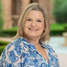 Lesley Hough's Instagram, Twitter & Facebook