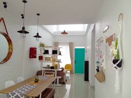 Memilih alas lesehan yang sesuai untuk ruang keluarga minimalis, mulai dari karpetnya yang berbulu atau tipis, memakai kursi lesehan atau tidak sama sekali, juga ingin memakai bantalan yang seperti apa. Desain Ruang Keluarga Sempit Memanjang Cek Bahan Bangunan