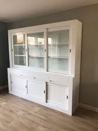 grote witte moderne buffetkast in het wit met greeploze laden deze kast heeft een stoer uiterlijk en p kast woonkamer modern interieur woonkamer meubel ideeen
