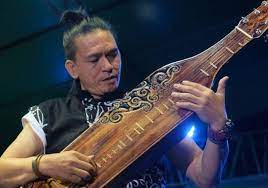 Arababu adalah alat musik tradisional asal indonsia, tepatnya dari daerah maluku, alat musik maluku ini sekilas mirip sekali dengan rebab. Egindo Alat Musik Petik Tradisional Suku Dayak