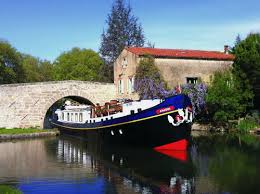 En bateau sur le canal du midi, vous vivrez des moments exceptionnels, soulignés par les anciens chemins de halage, les écluses fleuries et les ports de plaisance vous pouvez vous arrêter où vous voulez, quand vous le voulez. Le Canal Du Midi En Languedoc En Bateau