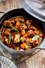 Gegen Ein Schluckchen Wein Beim Kochen Gibt Es Nichts Einzuwenden Solange Genug Furs Gulasch Ubrig Bleib In 2020 Gulasch Abendessen Rezepte Einfach Abendessen Rezept