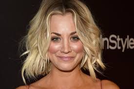 Ob kurz ob lang, ob pink oder blau, lockig oder glatt. Kaley Cuoco Big Bang Theory Penny Hat Sich Verlobt Brigitte De